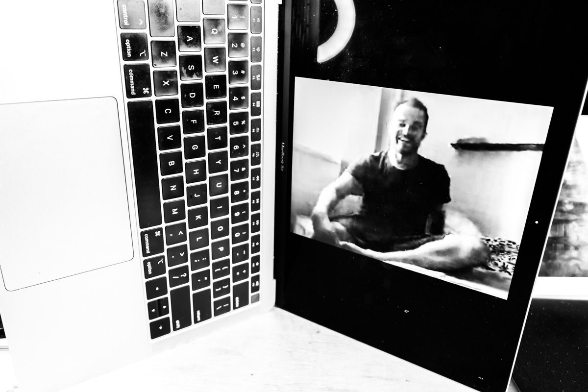 Corpos em Quarentena - B (foto de Chris, The Red)